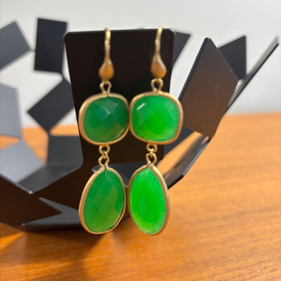 NEW Pretty Green Onyx or Quartz & Gold Colored Pierced Earrings - Picture 2 of 3